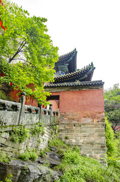 武当山古建红墙绿树相映成趣