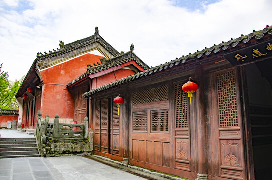 武当山中式古建筑门前景致