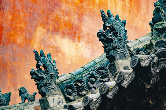 武当山古建屋檐上的精美神兽雕刻