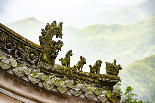 古建屋脊上的精美神兽雕像武当山