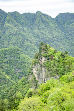 武当山青山峻岭间的绿意景致