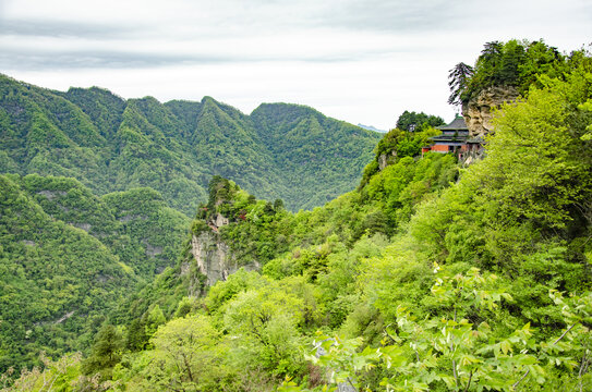 武当山山间绿景中的别致建筑