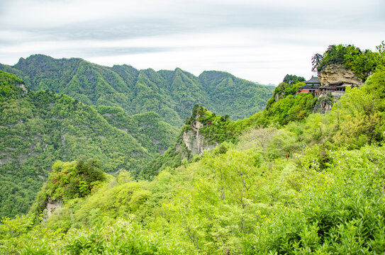 武当山青山翠谷中的山间建筑