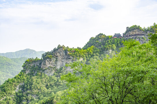 武当山山峦绿意中的古建风光