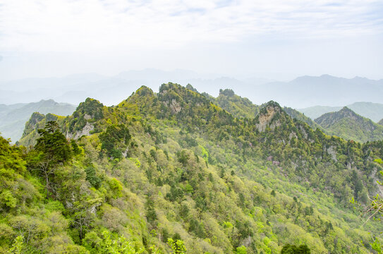 武当山青山叠翠的壮美山峦景色