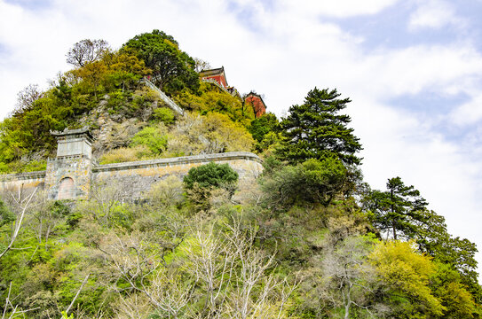 武当山青山古建相映成趣