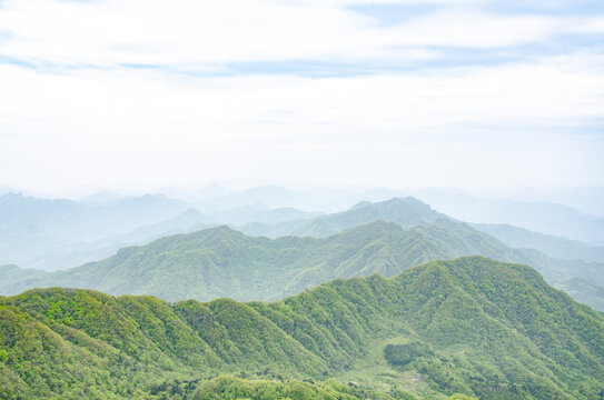 武当山青山连绵的壮阔自然景观