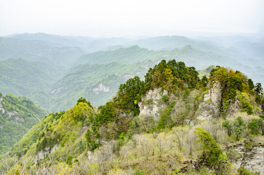 武当山山峦叠翠的壮阔自然景致
