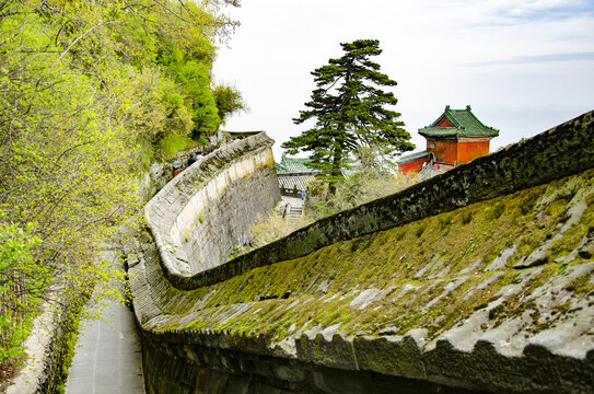 武当山古建筑旁的清幽景致