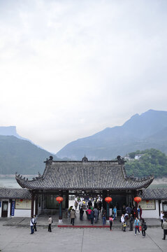 白帝城门口中式古建前的游人及山水景
