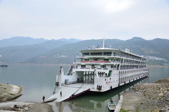 江畔大型渡轮停靠景象