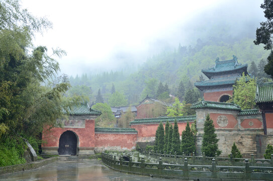 武当山上云雾中的中式古建筑景观