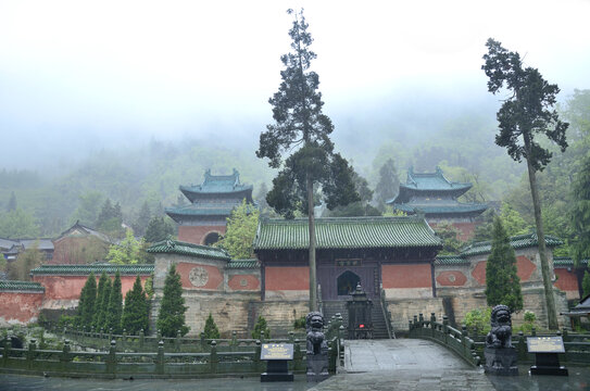 武当山上雾中古朴的中式庙宇建筑