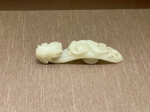 清朝精美和田玉白玉雕刻龙钩形摆件