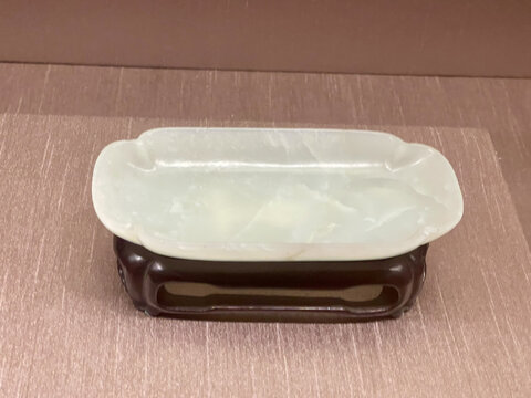 清朝和田玉白玉素琢海棠式长形盆