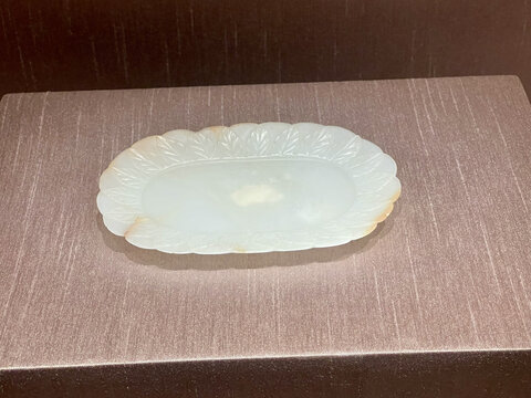 清朝精美和田玉白玉质花瓣形盘子