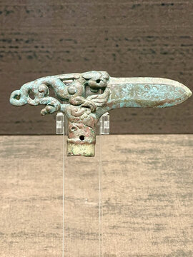 猛虎擢鹰戈精美古代青铜龙纹戈