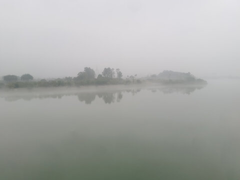 雾霭中湖面
