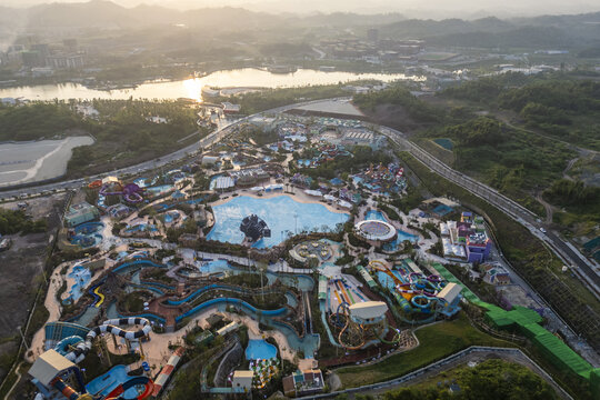 夕阳下的重庆璧山梦界水世界水上乐园航拍