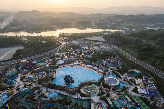 夕阳下的重庆璧山梦界水世界水上乐园航拍