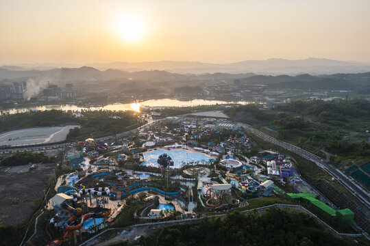 夕阳下的重庆璧山梦界水世界水上乐园航拍