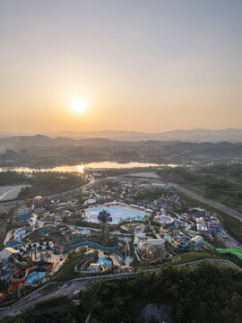 夕阳下的重庆璧山梦界水世界水上乐园航拍
