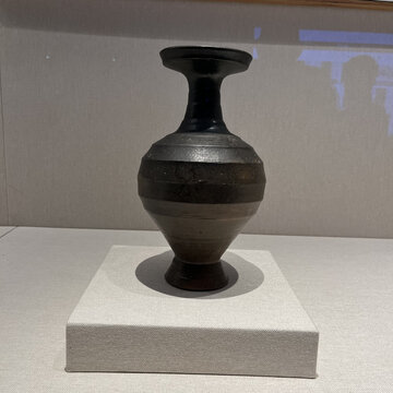古朴造型的古代黑陶花瓶