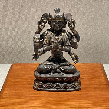 古老多臂佛像雕塑摆件
