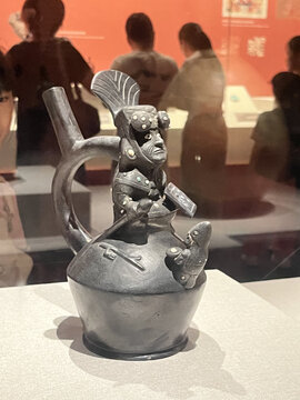 神秘造型的古代陶制器物
