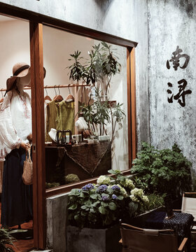 文艺风服饰店的雅致橱窗