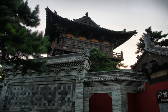 古建楼阁与中式院墙景致