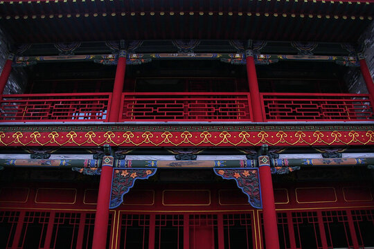 中式古建筑精美红廊一角