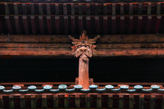 中式古建筑屋檐精美雕刻