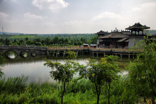 中式古建桥畔湖景风光