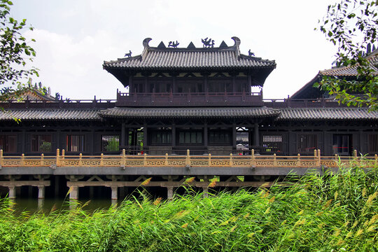 云冈石窟灵岩寺水边建筑