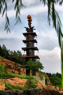 山间古朴多层宝塔景致