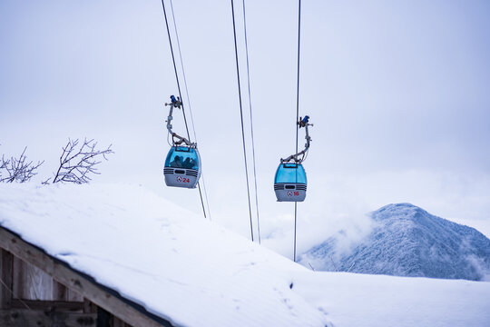 冬天峨眉山雪山上的缆车风景