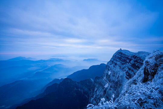 峨眉山冬天雪覆山峦的壮丽晨光景色