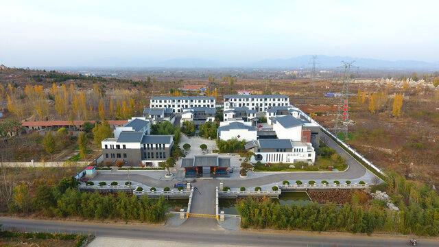 中式建筑群的秋日航拍景象