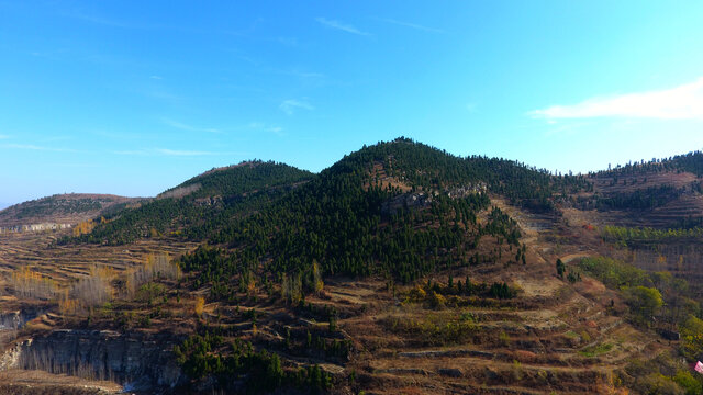 秋日层峦叠翠的山间风光