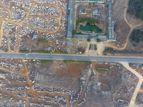 航拍荒废地与建筑景观