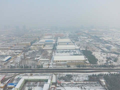 雪后城市工厂区鸟瞰景象