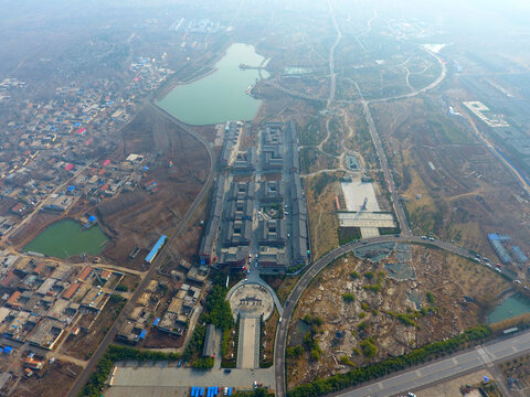 城市建筑湖泊航拍景象