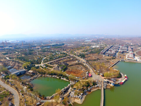 航拍城市湖畔及周边景观