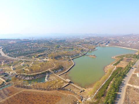 湖畔城郊风光俯瞰