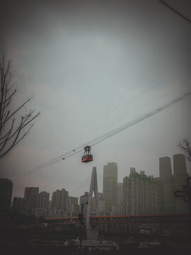 雾都缆车穿梭城市天际线