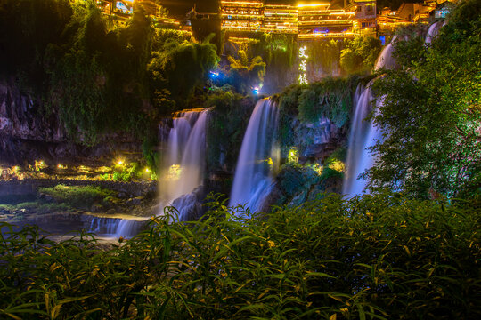 芙蓉镇瀑布夜景如画