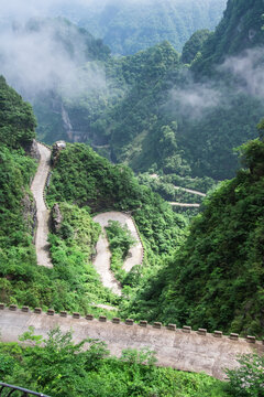湖南张家界天门山云雾缭绕的山路奇观