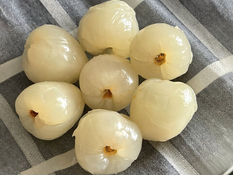 新鲜剥开的晶莹荔枝
