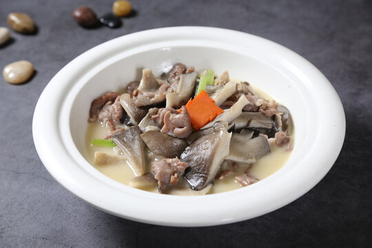浓汤平菇煮肉片